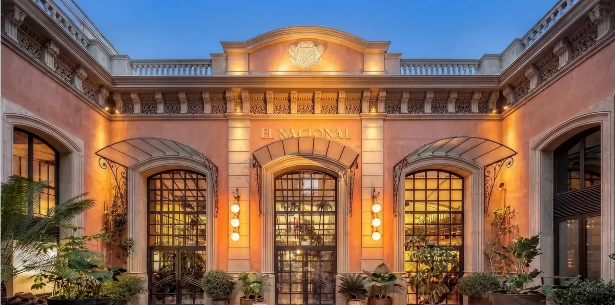 Façade moderne El Nacional